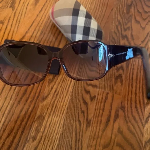 🕶️Authentic Burberry Purple Sunglasses Comes with case and cleaning cloth. 🕶️ - Picture 7 of 11